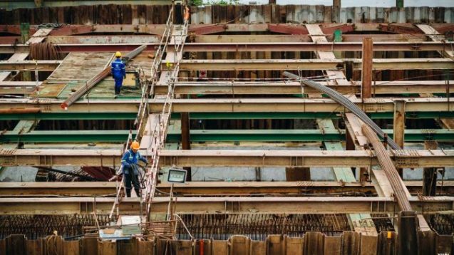 pembangunan jembatan dan irigasi untuk petani