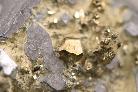 wajib-tahu-inilah-pengertian-barang-tambang-emas-agincourt