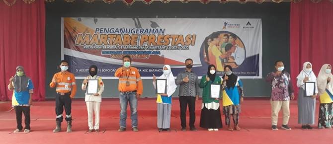 Photo 2: PTAR Management representatives, representatives of community leaders and representatives of Martabe Prestasi Scholarship recipients took a group photo after the 2021 Martabe Prestasi Scholarship award ceremony, Thursday (5/8)