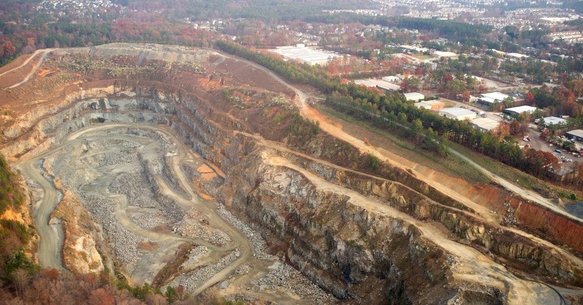 apa-arti-open-pit-mining-yang-sering-dilakukan-perusahaan-tambang-agincourt