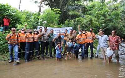 15.000 Bibit Ikan Endemik Lokal Dilepaskan oleh Agincourt Resources dan Masyarakat di Lubuk Larangan Sungai Batuhoring