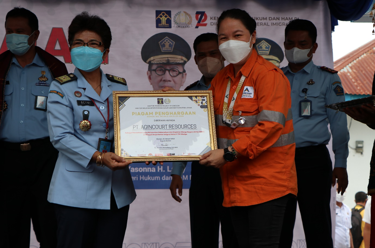 Award to PT Agincourt Resources (PTAR) for being routinely and periodically proactive in reporting the presence and activities of Foreign Citizens (WNA) in the Work Area of Immigration Office Class II TPI Sibolga