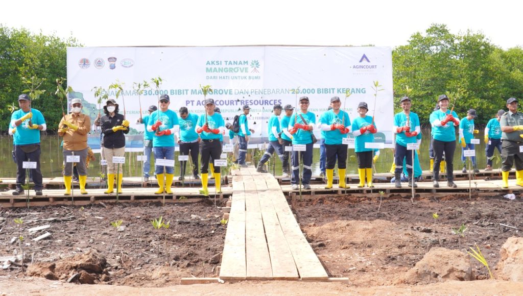 Photo 2: PT Agincourt Resources together with the Ministry of Environment and Forestry, North Sumatra BBKSDA, Central Tapanuli Regency Government, and Hutan Mandiri Lestari Farmer Group prepared to symbolically plant mangrove seedlings.