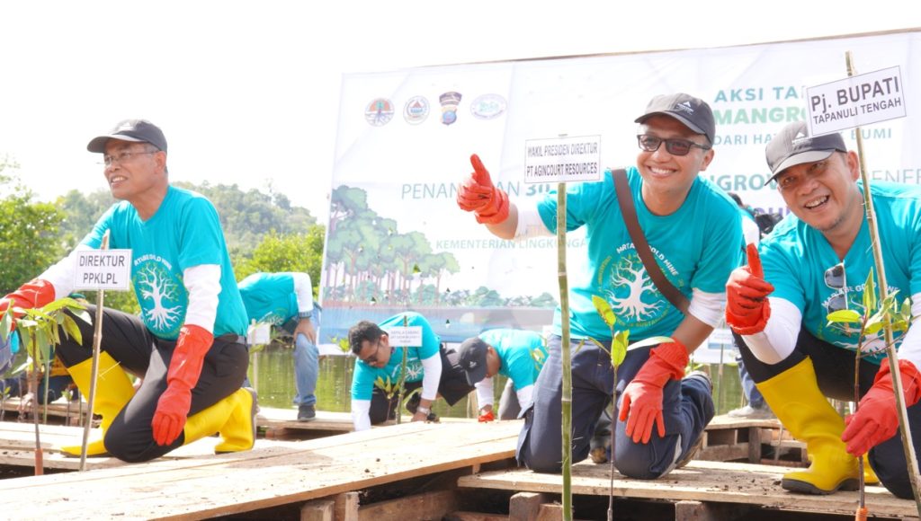 Deputy President Director of PT Agincourt Resources Ruli Tanio (center) with PPKPL Director of the Ministry of Environment