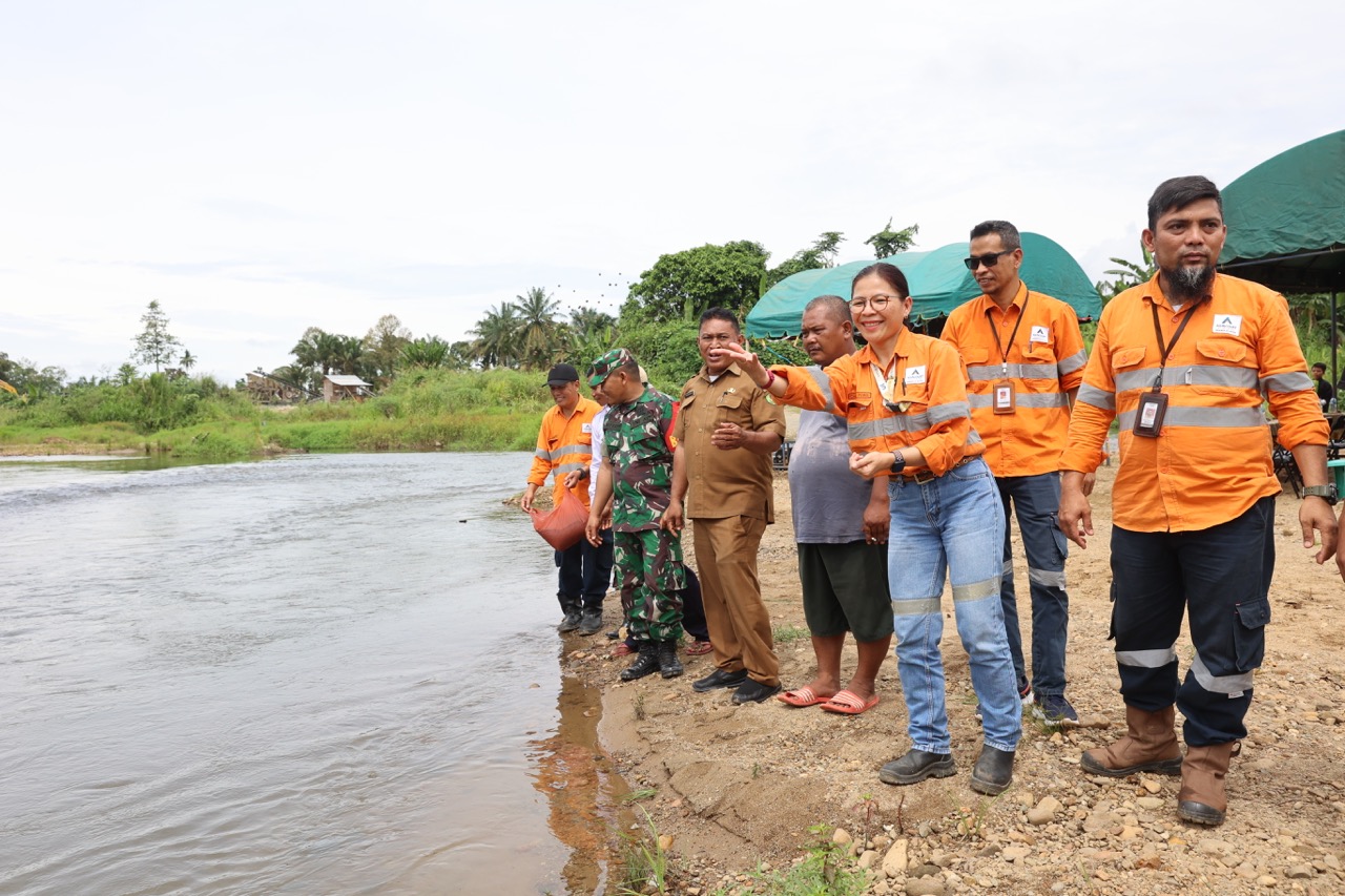 Thousands of Jurung Fish Seeds were Released in Lubuk Larangan to Preserve Biodiversity 