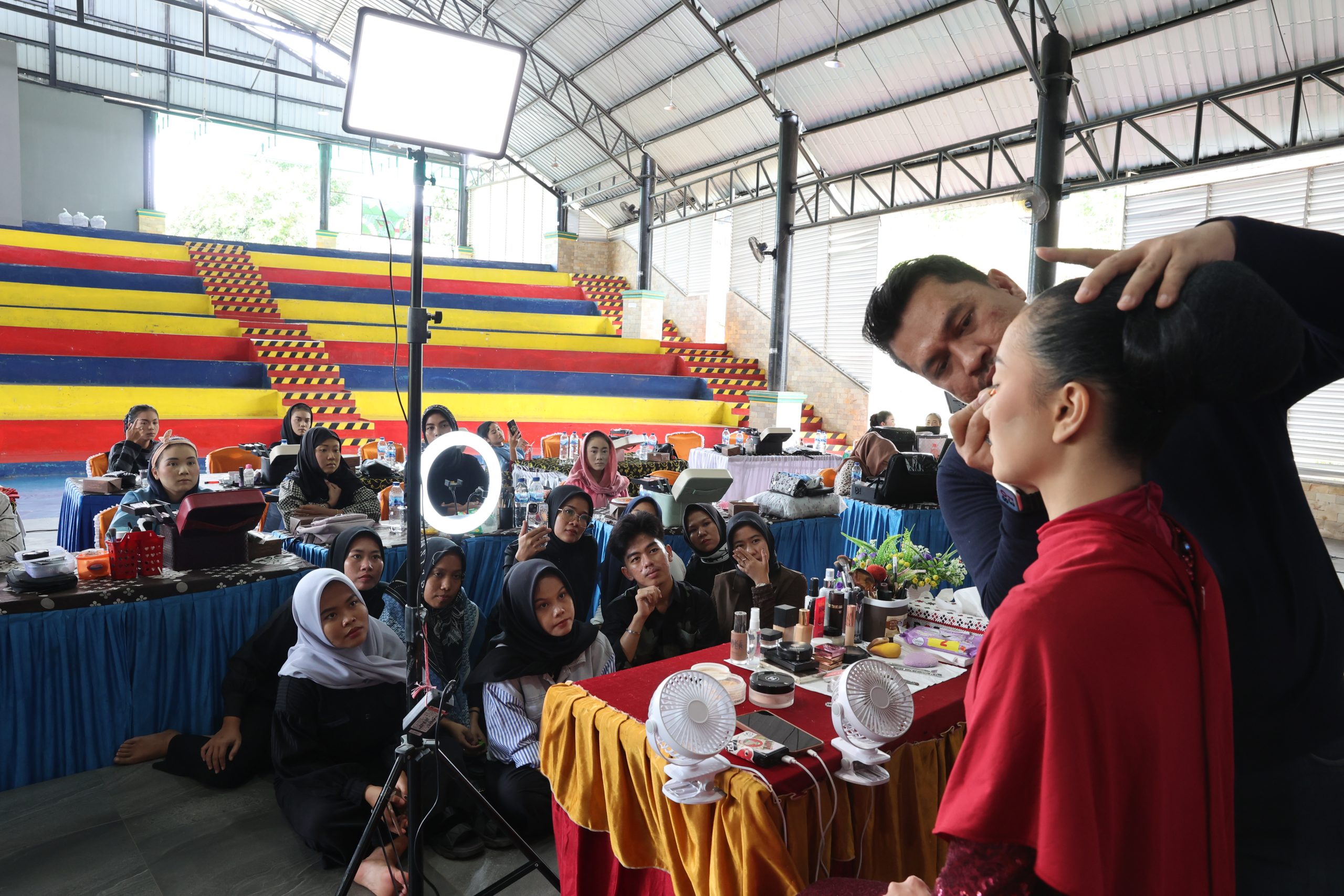 Mantapkan Keterampilan Tata Rias Pengantin MUA Binaan, Agincourt Resources Hadirkan Make-Up Artist Ricky Peranginangin  