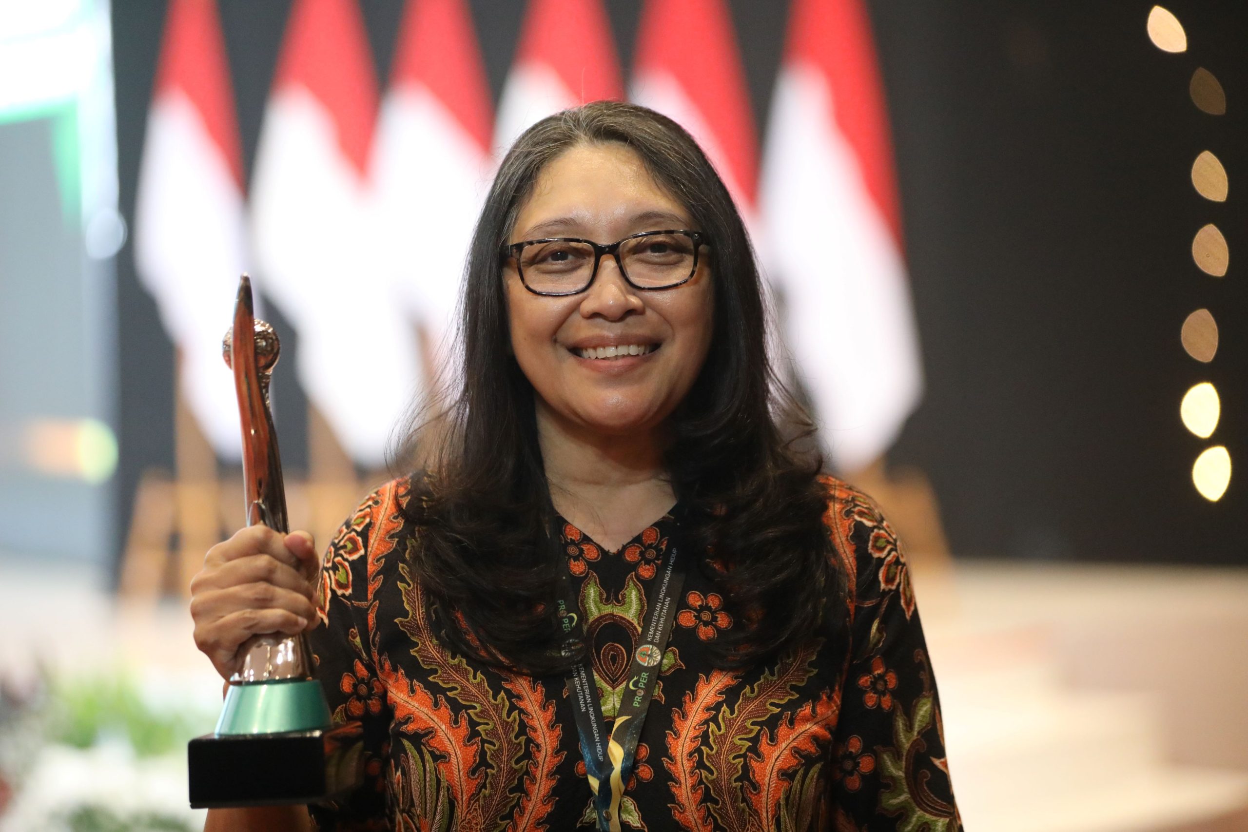 Photo 2: External Director of PT Agincourt Resources Sanny Tjan holds Green Proper trophy at Bidakara Hotel, Jakarta, Wednesday (20/12).
