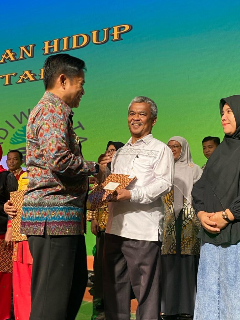 Agincourt Resources Received PROPER Hijau Certificate and Three Fostered Schools Achieve Adiwiyata 2023 Award Content 5