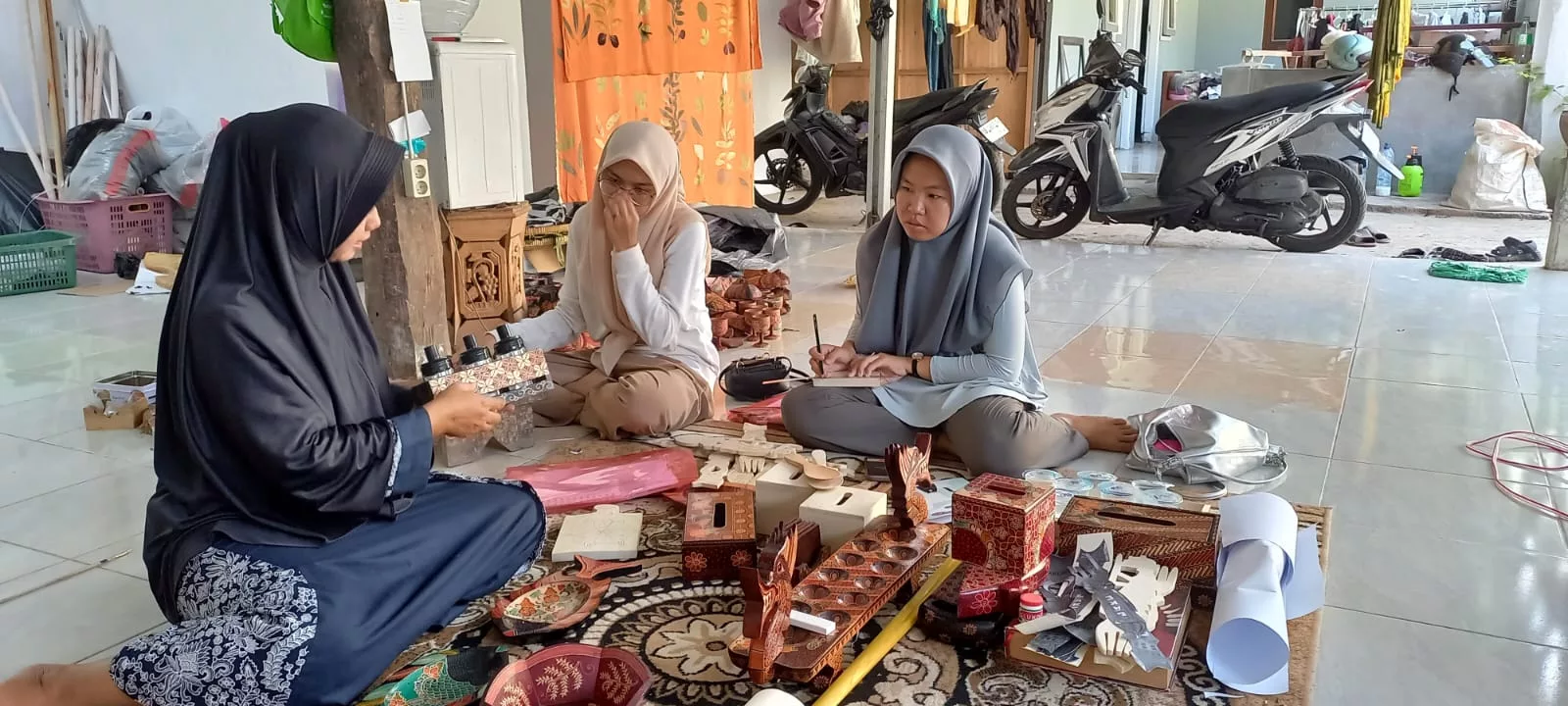 Wood Carpenters Receive Souvenir Making Training to Enhance Skills and Product Diversification