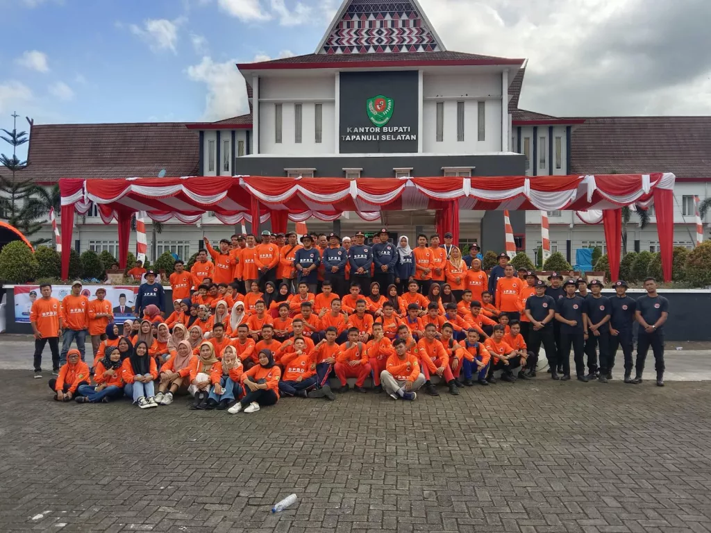 To enhance disaster emergency response skills and strengthen awareness and cooperation between the government, communities, TNI and Polri, and the private sector in preparedness and response to disaster hazards, the Tapanuli Selatan Disaster Management Agency (BPBD) collaborated with Agincourt Resources to hold the Desa Tangguh Bencana (Destana) Jamboree on Sunday to Monday, June 2-3, 2024, in the yard of the Tapanuli Selatan Regent's Office. 