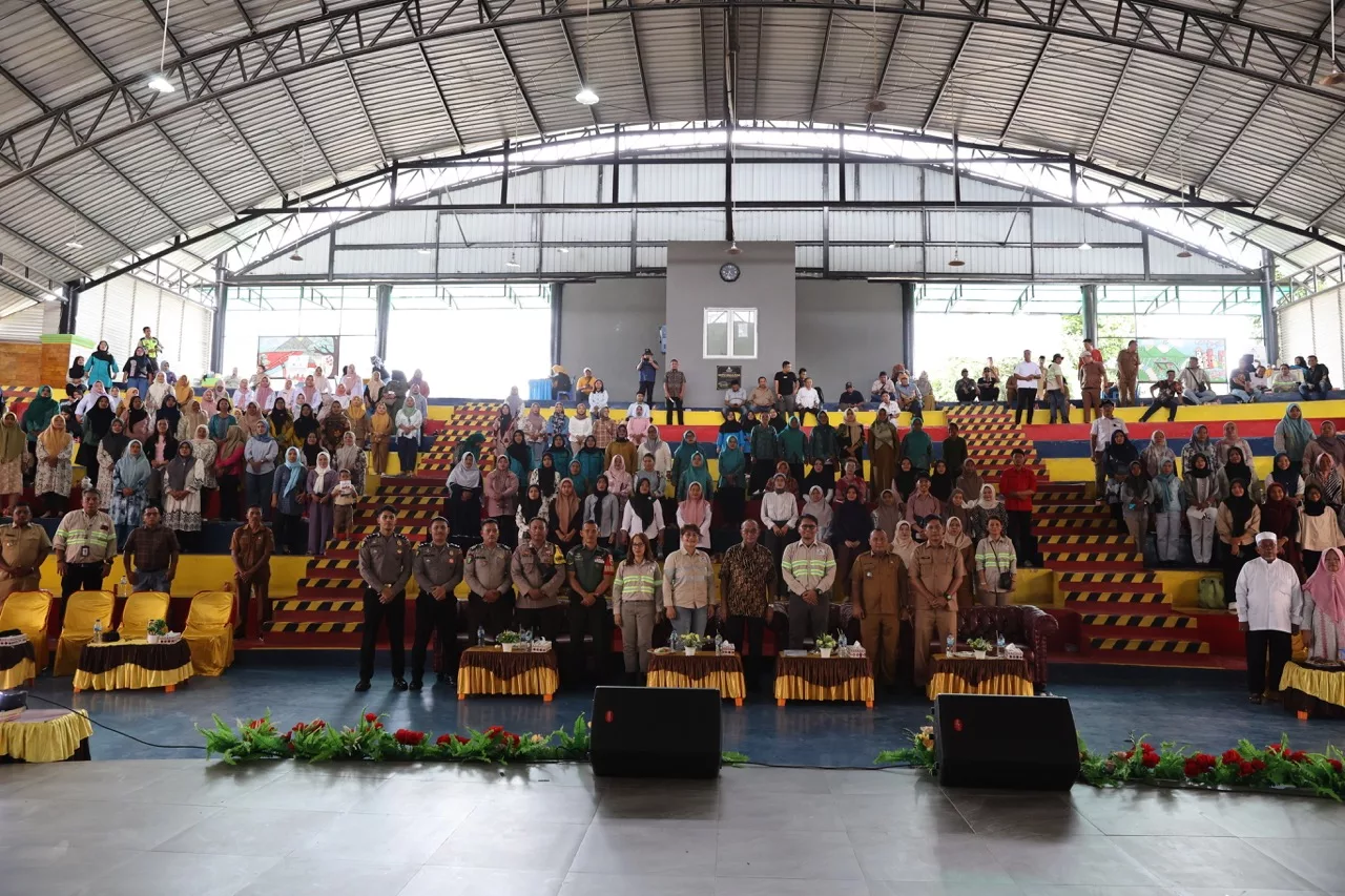 Photo 1: Health workers, posyandu cadres, and village midwives around the Martabe Gold Mine area participate in the Eye Health Information Week held by PT Agincourt Resources on Monday (8/7/2024) as the opening of the Free Cataract Operation Series. (Doc: PTAR)
