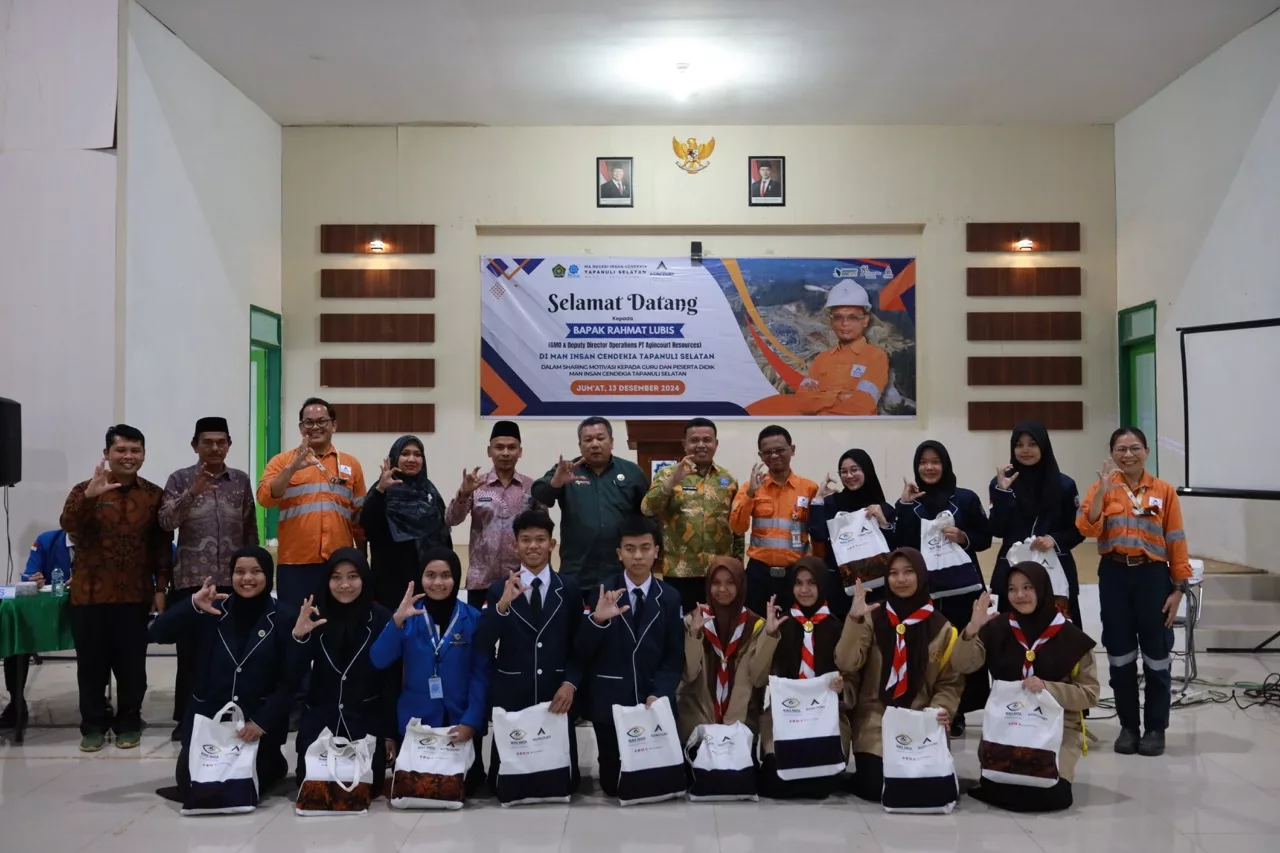 On Friday, December 13, 2024, Agincourt Resources shared motivation with teachers and students of Madrasah Aliyah Negeri (MAN) Insan Cendekia (IC) Tapanuli Selatan. The event featured Rahmat Lubis, General Manager Operations & Deputy Director Operations of Agincourt Resources, as the keynote speaker.