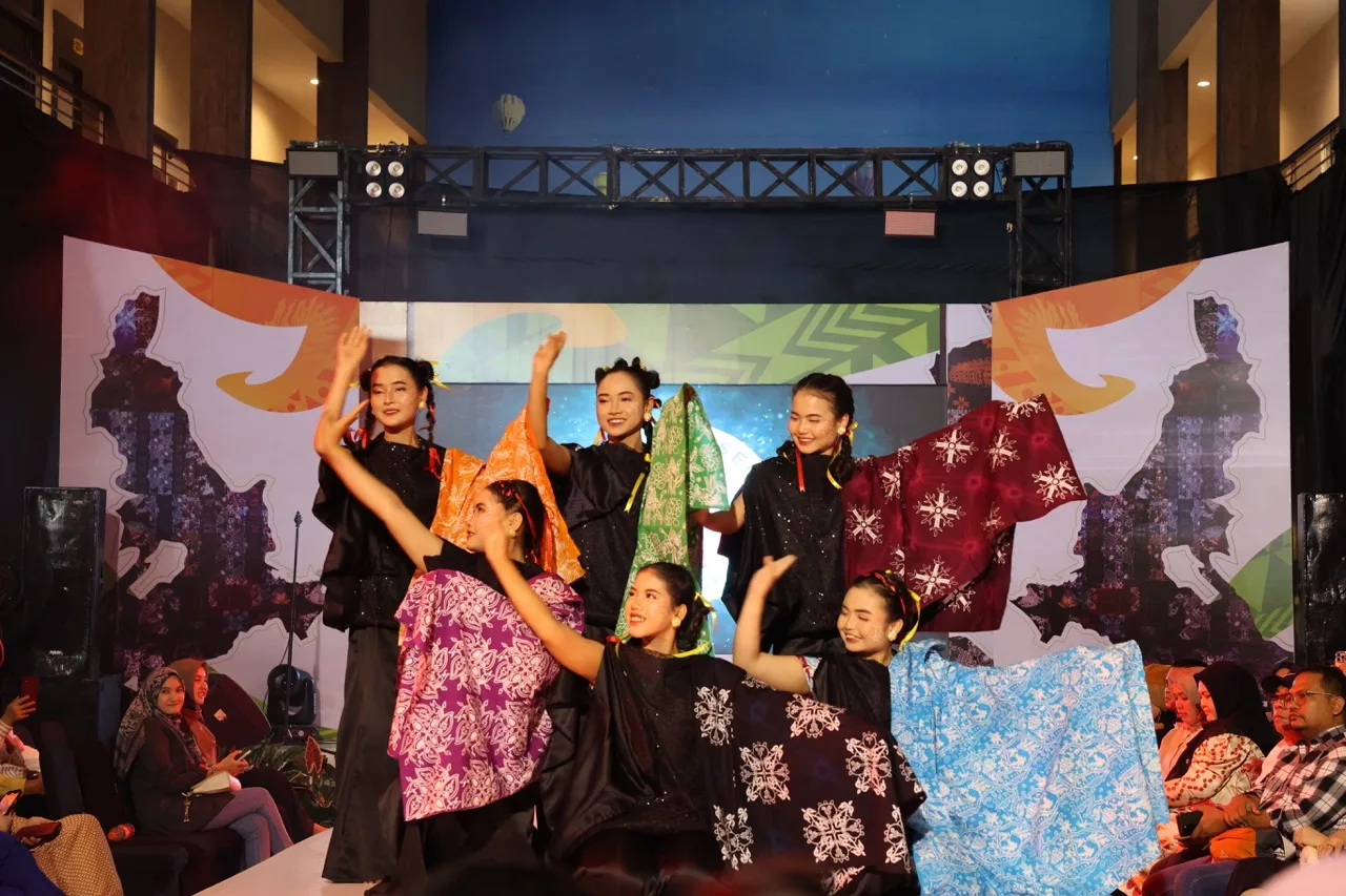 Preserving Heritage, Advancing the Local Economy at the “Kemilau Batik Tapsel” Stage 