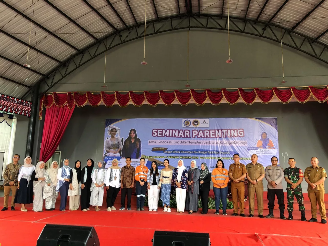 Agincourt Resources, in collaboration with the Smart Friends Association (PERSADA), held a parenting seminar entitled "Child Development Education and Family Financial Literacy." Held at Sopo Daganak, Napa Village, on Tuesday, December 10, 2024, the event aimed to provide parents with knowledge and skills to improve their child-rearing practices.  Seminar ini menghadirkan dua narasumber kompeten di bidangnya, yaitu Avionita Sinaga, pemilik Sanggar Sihoda, dan Defia Yoeniartika Setya, Project Manager di Bagas Silua. Keduanya memberikan pemahaman yang komprehensif mengenai tahap-tahap perkembangan anak, pentingnya literasi keuangan sejak dini, serta tips-tips efektif dalam mengasuh anak di era modern. Senior Manager Community Agincourt Resources, Christine Pepah menyampaikan apresiasinya atas antusiasme peserta. “Kami sangat senang dapat berkontribusi dalam meningkatkan kualitas hidup masyarakat melalui kegiatan seperti ini. Seminar parenting ini merupakan salah satu bentuk komitmen Agincourt Resources dalam mendukung pembangunan sumber daya manusia yang berkualitas,” ujarnya. Kepala Dinas Pemberdayaan Perempuan dan Perlindungan Anak Tapanuli Selatan Hubban Hasibuan menyampaikan, “saya mengapresiasi inisiatif Agincourt Resources dan PERSADA dalam menyelenggarakan kegiatan yang sangat bermanfaat bagi masyarakat. Seminar ini sejalan dengan visi pemerintah untuk mewujudkan keluarga yang sehat dan sejahtera,” ungkapnya.