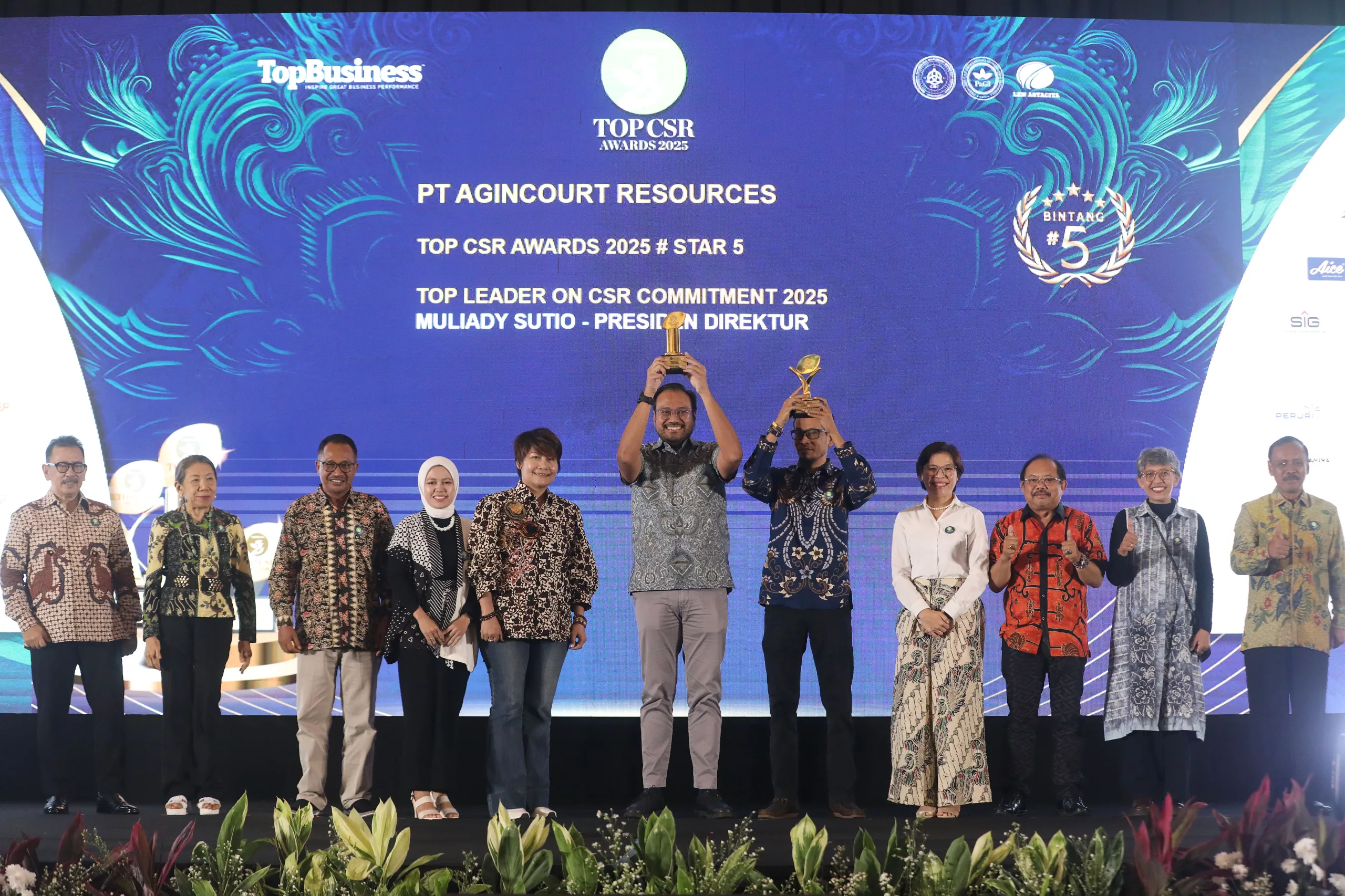 Director & CFO PT Agincourt Resources Noviandri (tengah) berfoto bersama dengan manajemen Agincourt Resources, dewan juri, dan pembicara saat menerima dua penghargaan TOP CSR Awards 2025 di Jakarta Director & CFO PT Agincourt Resources Noviandri (tengah) berfoto bersama dengan manajemen Agincourt Resources, dewan juri, dan pembicara saat menerima dua penghargaan TOP CSR Awards 2025 di Jakarta