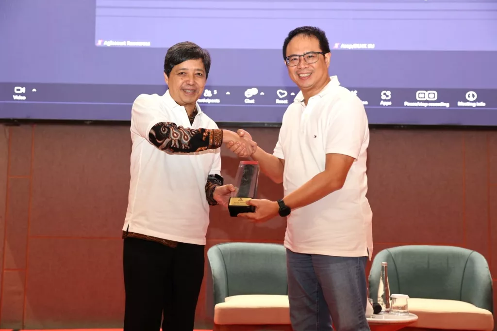 Presiden Direktur PT Agincourt Resources Muliady Sutio memberikan kenang-kenangan kepada Direktur Teknik dan Lingkungan Minerba dan Kepala Inspektur Tambang Ditjen Minerba Kementerian ESDM Hendra Gunawan.