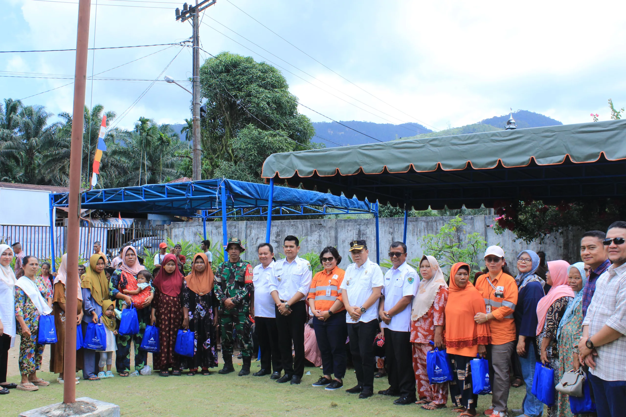 175-masyarakat-angkola-selatan-dapatkan-cek-kesehatan-gratis-dari-dokter-spesialis