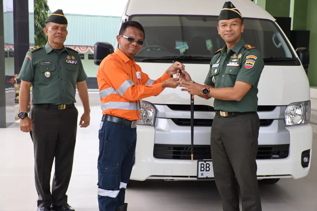 agincourt-resources-serahkan-bantuan-kendaraan-hiace-untuk-kodim-0212-tapanuli-selatan