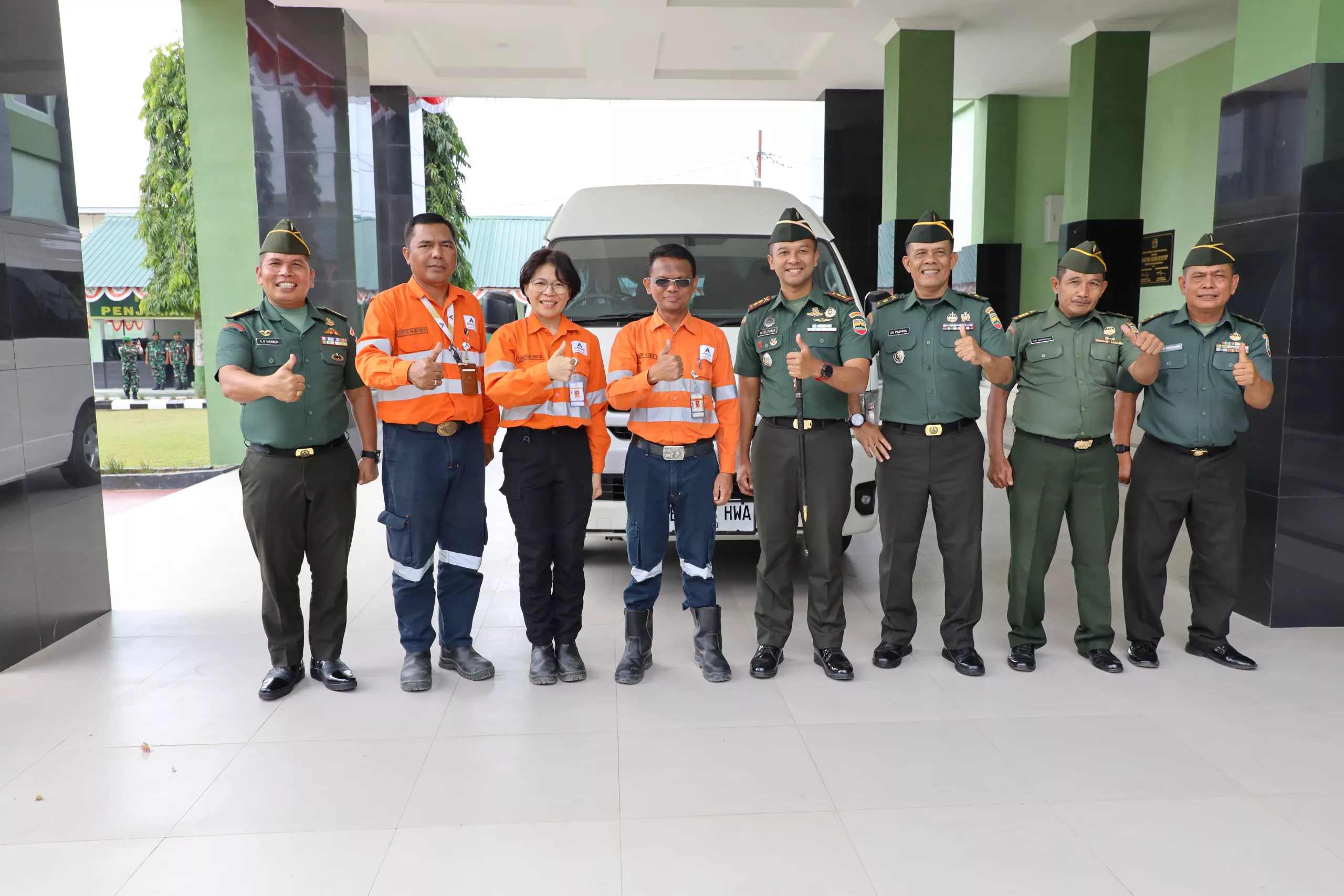 agincourt-resources-serahkan-bantuan-kendaraan-hiace-untuk-kodim-0212-tapanuli-selatan