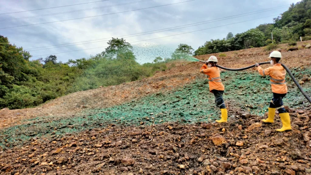 hydroseeding-hijaukan-martabe-pulihkan-alam