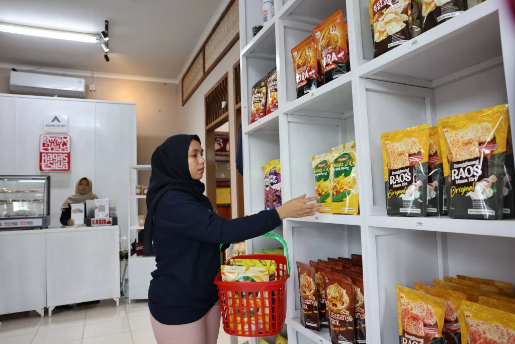 Foto 1: Wakil Menteri Energi dan Sumber Daya Mineral (ESDM) Yuliot Tanjung (kedua kanan) menyerahkan penghargaan kepada Wakil Presiden Direktur PT Agincourt Resources, Ruli Tanio (kanan) di ajang Penghargaan Subroto 2025 di Jakarta, Jumat ( 24/10/2025). (Dok: PTAR) 