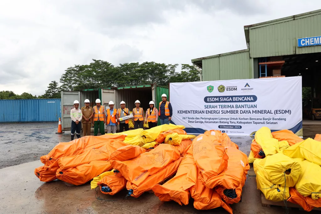 Foto 1: Kementerian ESDM menyerahkan bantuan sebanyak 267 tenda dan perlengkapan lain kepada korban banjir bandang dan longsor di Desa Garoga dan sekitarnya. (Dok: PTAR)