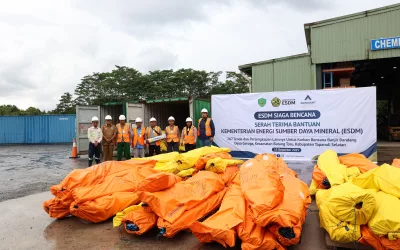 Ministry of Energy and Mineral Resources Distributes Aid to Disaster Victims through the South Tapanuli Regency Government and Agincourt Resources