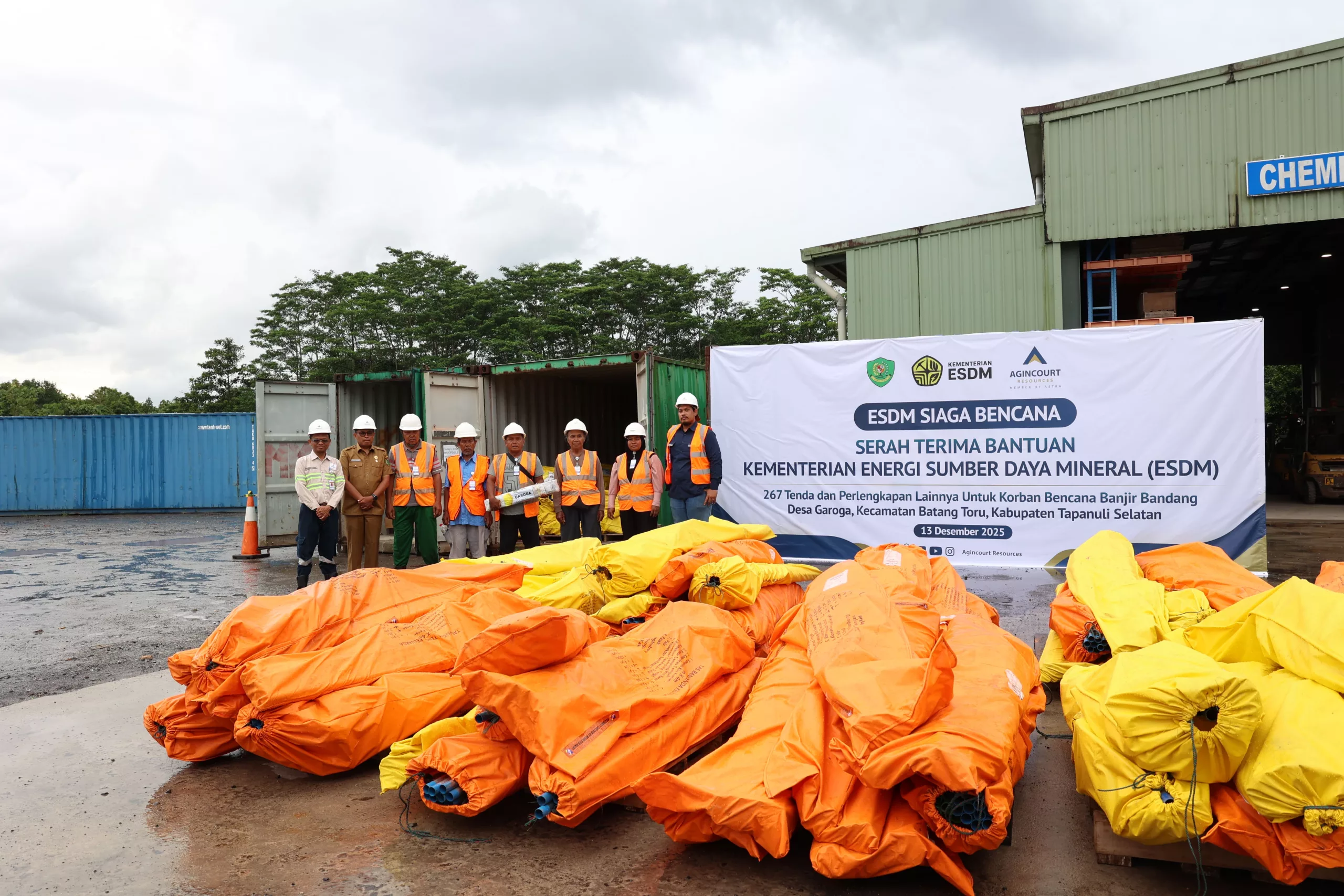 Foto 1: Kementerian ESDM menyerahkan bantuan sebanyak 267 tenda dan perlengkapan lain kepada korban banjir bandang dan longsor di Desa Garoga dan sekitarnya. (Dok: PTAR)